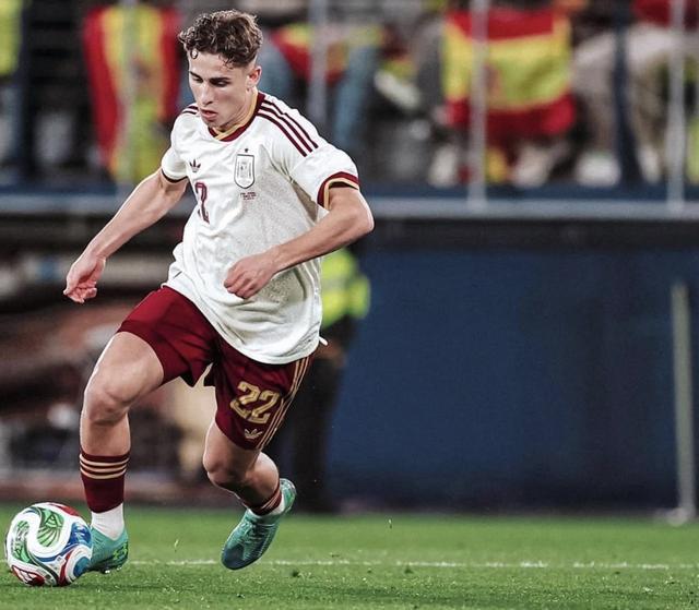 乐鱼leyu平台-龙赛罗：费尔明是球场的一抹亮色，保持状态应在世界杯首发